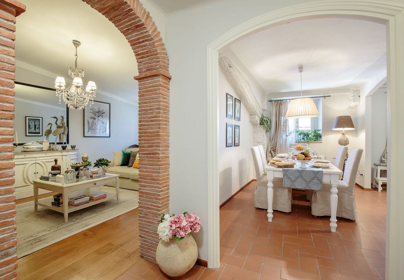 Apartment in Lucca - Spacious Home with Elevator along Via Guinigi inside the Lucca Walls