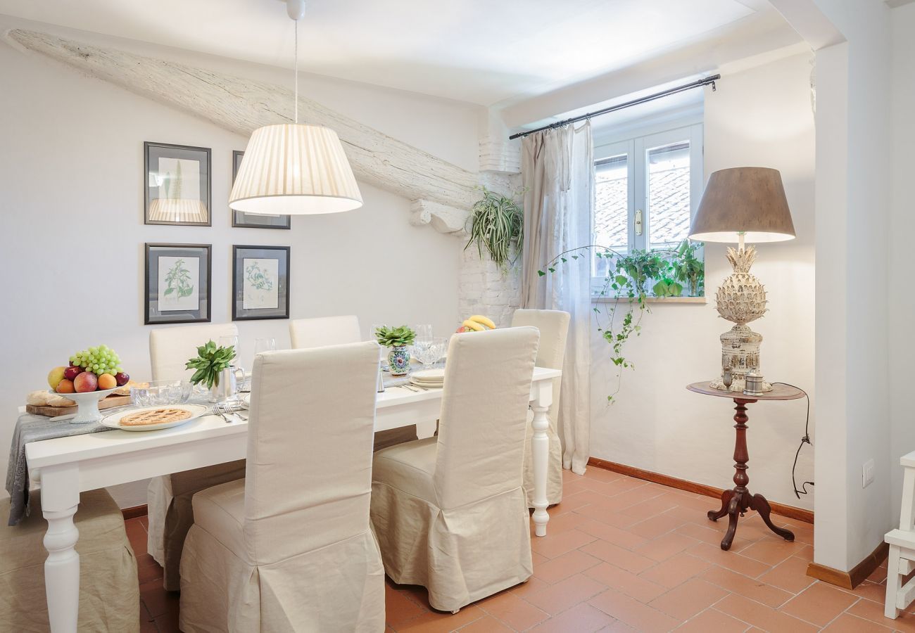 Apartment in Lucca - Spacious Home with Elevator along Via Guinigi inside the Lucca Walls