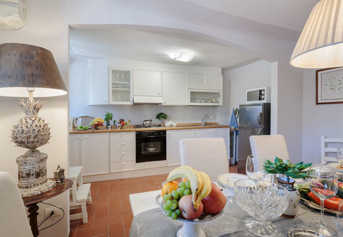 Apartment in Lucca - Spacious Home with Elevator along Via Guinigi inside the Lucca Walls