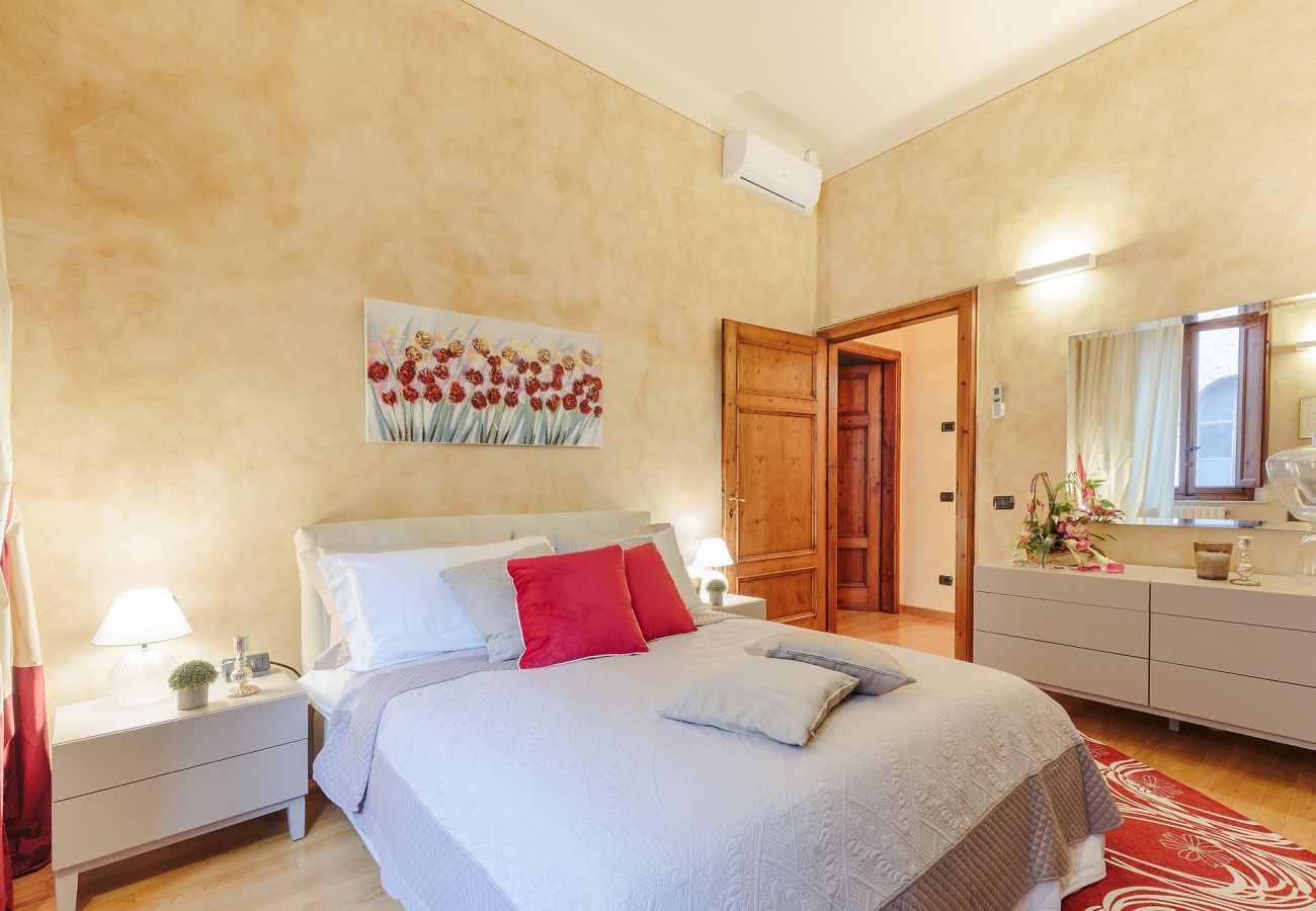 Apartment in Lucca - 3 bedrooms flat in central Lucca with air conditioning