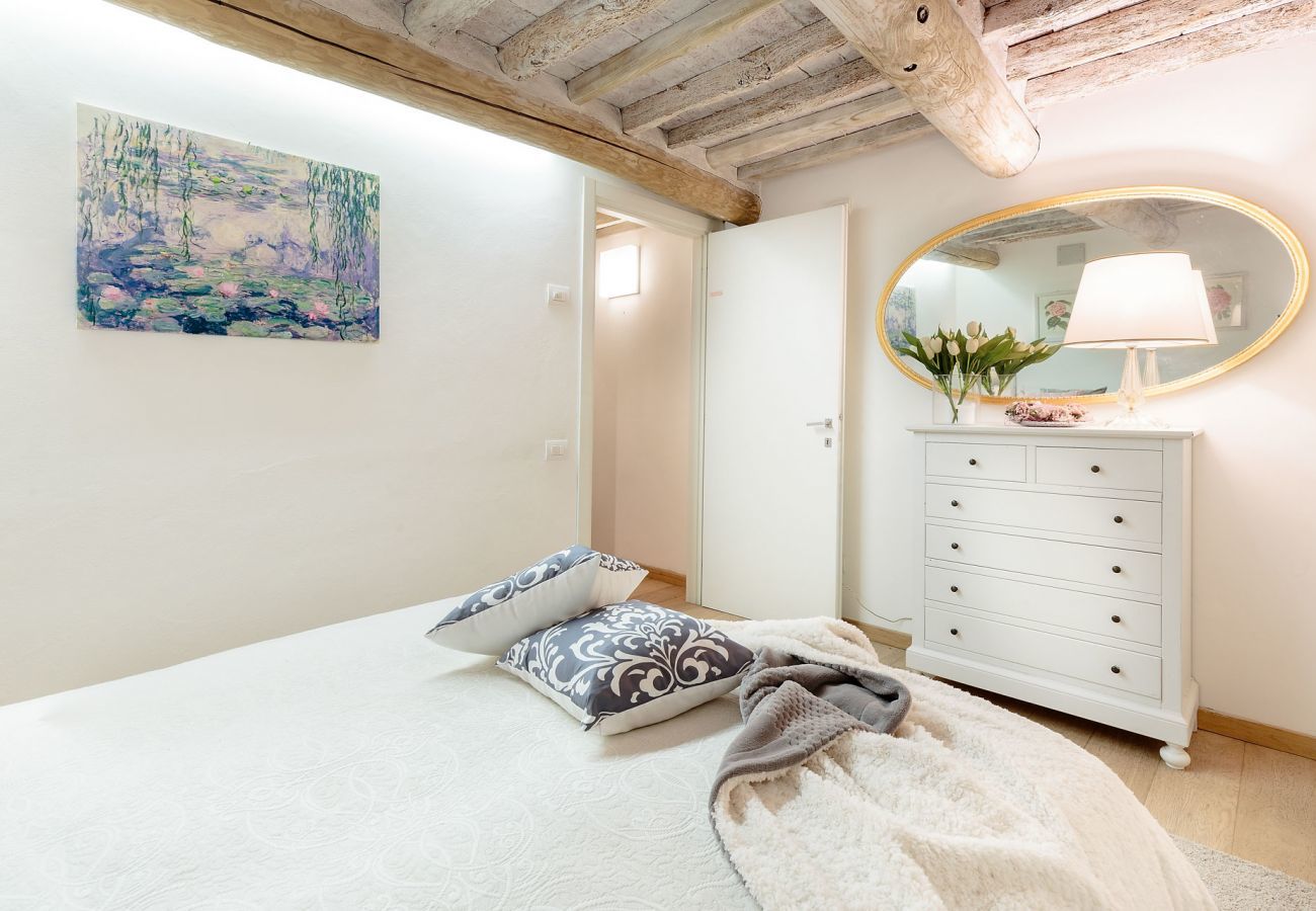 Apartment in Lucca - ORCHIDEA BIANCA a 2 Bedrooms 2 Bathrooms Understated Luxury with a Welcoming Ambience