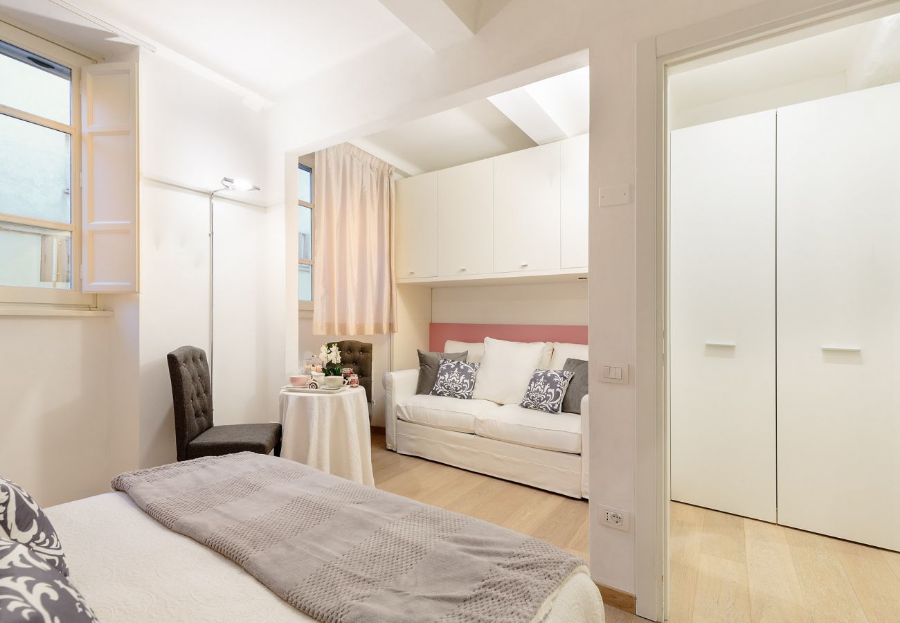 Apartment in Lucca - ORCHIDEA BIANCA a 2 Bedrooms 2 Bathrooms Understated Luxury with a Welcoming Ambience