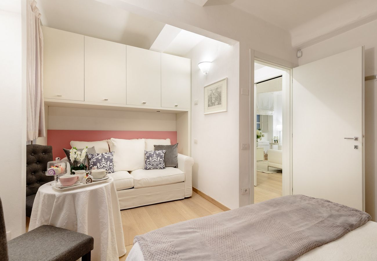 Apartment in Lucca - ORCHIDEA BIANCA a 2 Bedrooms 2 Bathrooms Understated Luxury with a Welcoming Ambience