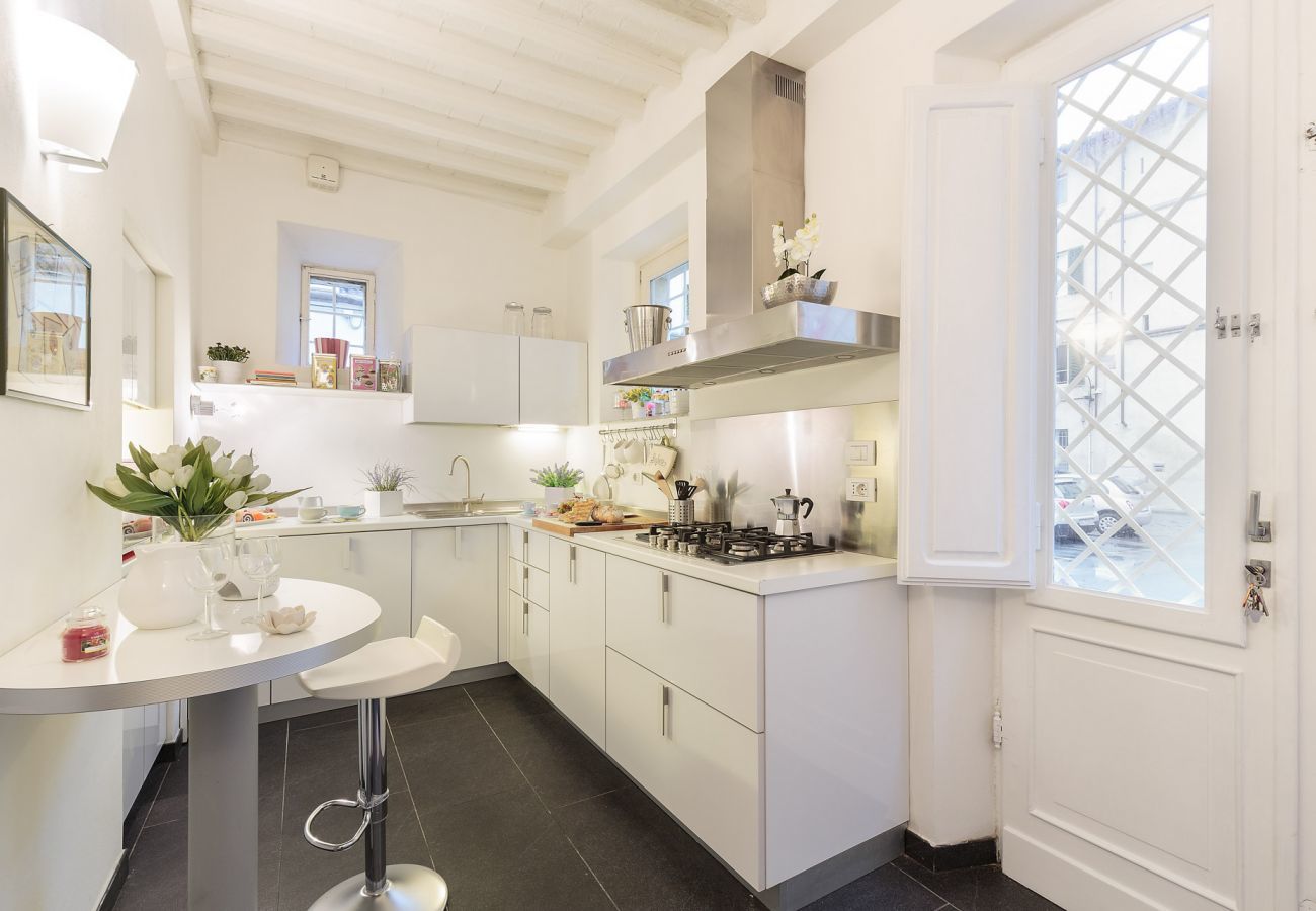 Apartment in Lucca - ORCHIDEA BIANCA a 2 Bedrooms 2 Bathrooms Understated Luxury with a Welcoming Ambience