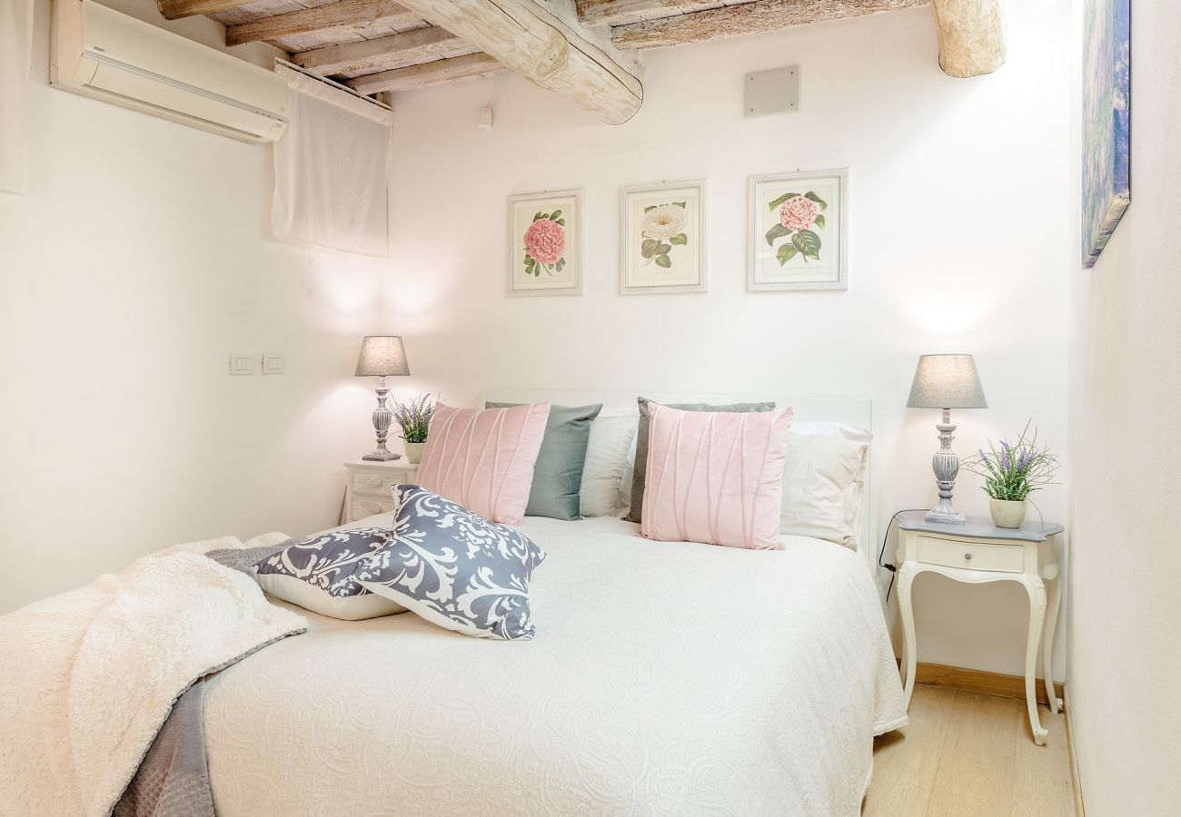 Apartment in Lucca - ORCHIDEA BIANCA a 2 Bedrooms 2 Bathrooms Understated Luxury with a Welcoming Ambience