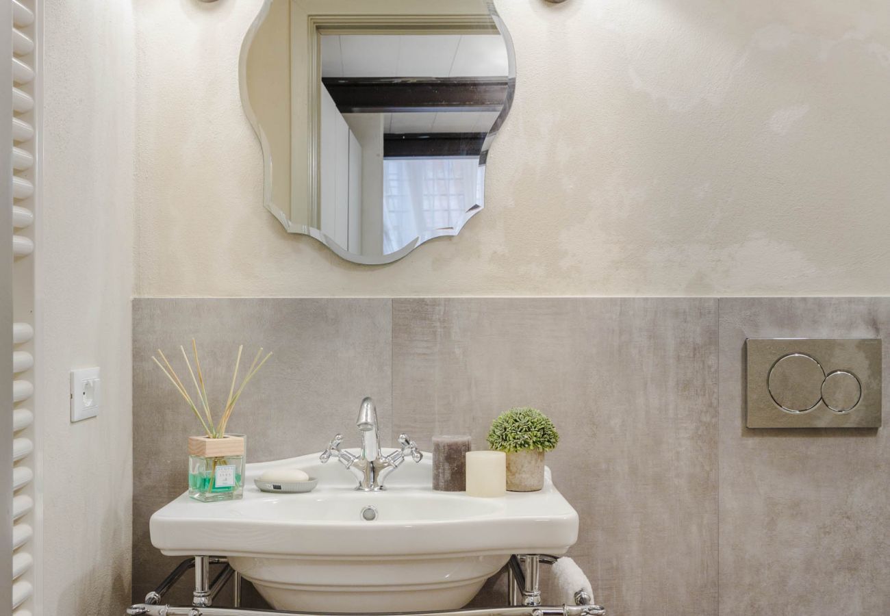 Apartment in Lucca - PAOLO GUINIGI Elegant Apartment Suite, Masterful Interior inside the Walls of Lucca