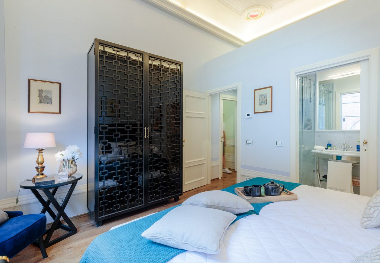 Apartment in Lucca - THE MEDIEVAL PENTHOUSE, Indulge among History in a Luxury 5 Bedrooms Apartment