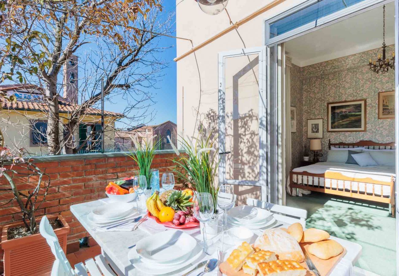 Apartment in Lucca - La Casa In Centro, simple convenient reasonably priced 3 bedrooms apartment with parking inside the walls of Lucca