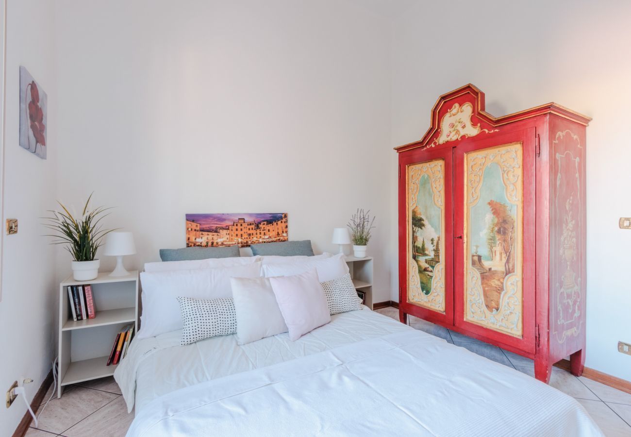 Apartment in Lucca - La Casa In Centro, simple convenient reasonably priced 3 bedrooms apartment with parking inside the walls of Lucca