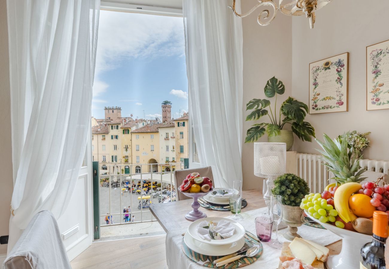 Apartment in Lucca - Luxury 3 bedrooms Apartment Amazing Views over the Amphiteatre Square inside the Walls of Lucca