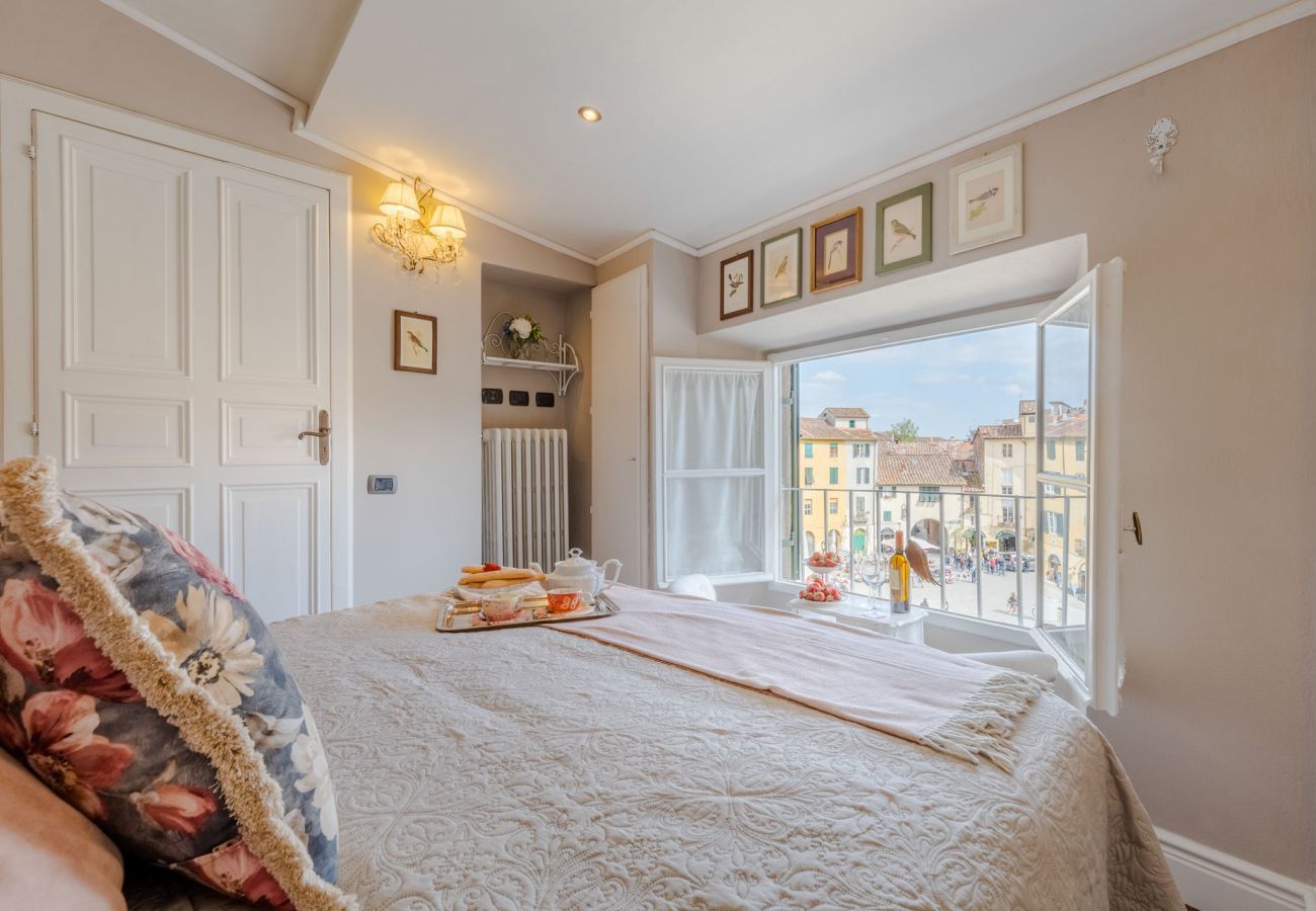 Apartment in Lucca - Luxury 3 bedrooms Apartment Amazing Views over the Amphiteatre Square inside the Walls of Lucca