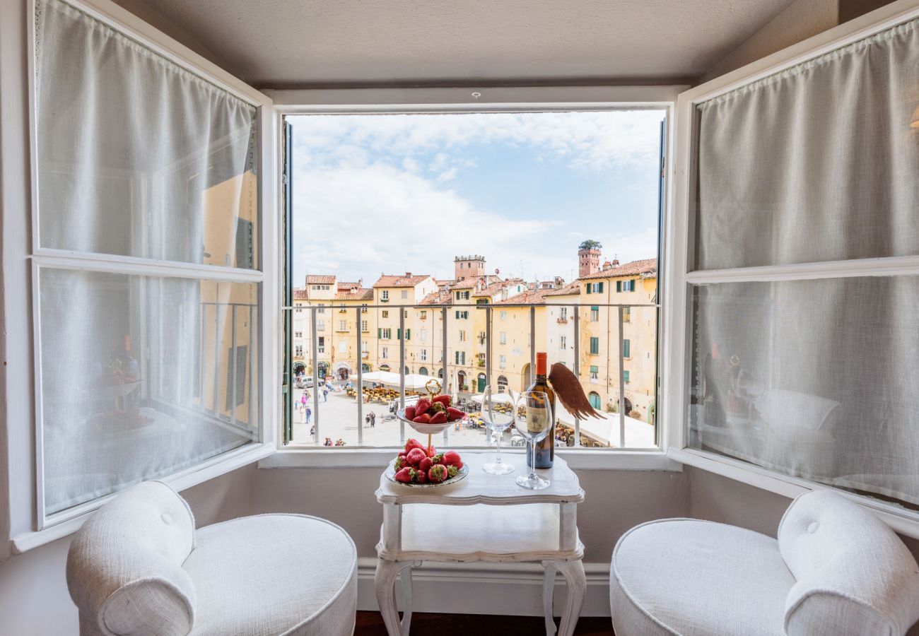 Apartment in Lucca - Luxury 3 bedrooms Apartment Amazing Views over the Amphiteatre Square inside the Walls of Lucca