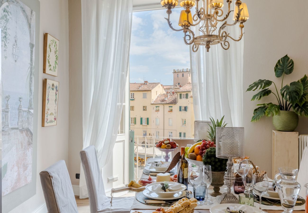 Apartment in Lucca - Luxury 3 bedrooms Apartment Amazing Views over the Amphiteatre Square inside the Walls of Lucca