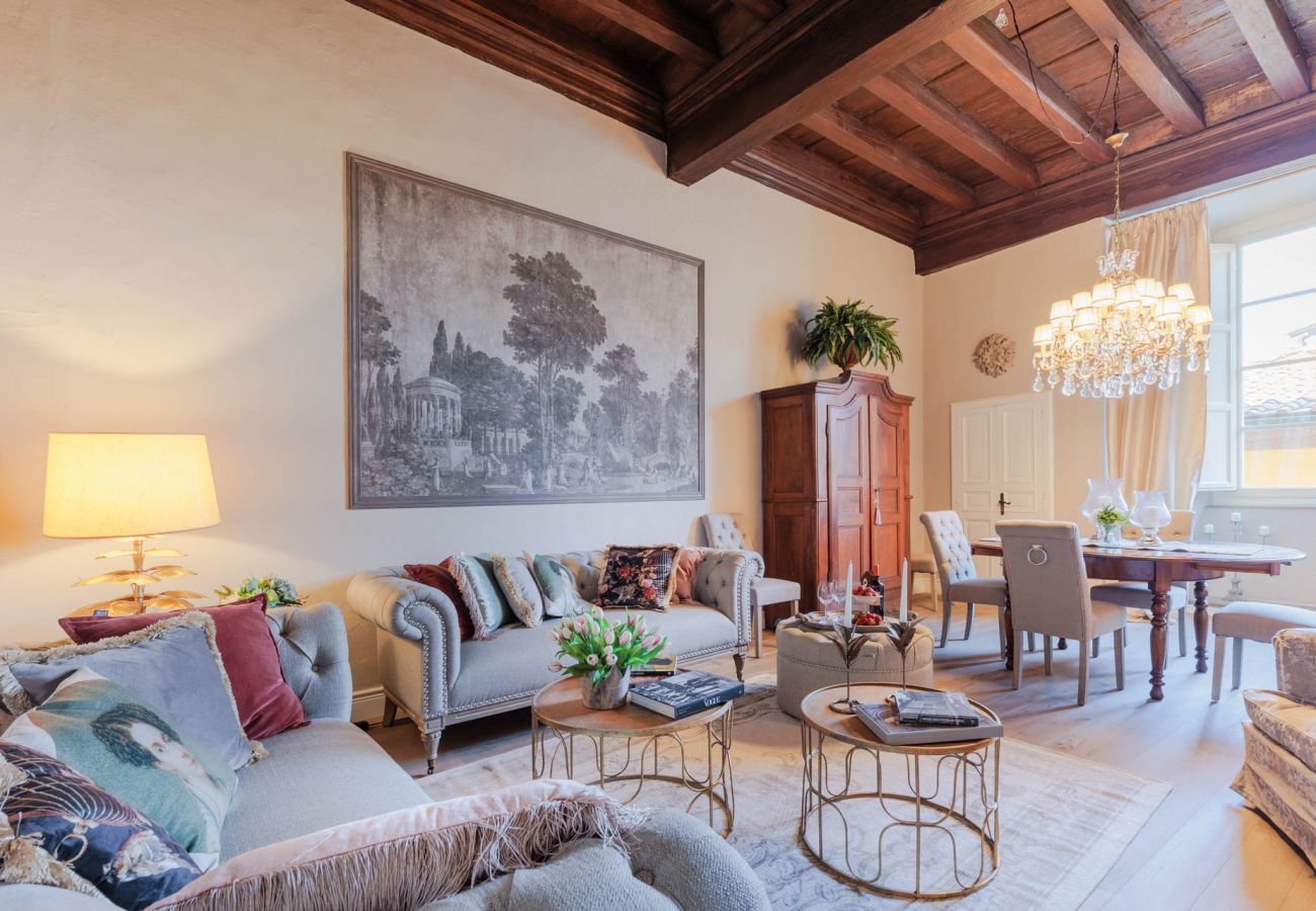 Apartment in Lucca - Luxury 3 bedrooms Apartment Amazing Views over the Amphiteatre Square inside the Walls of Lucca