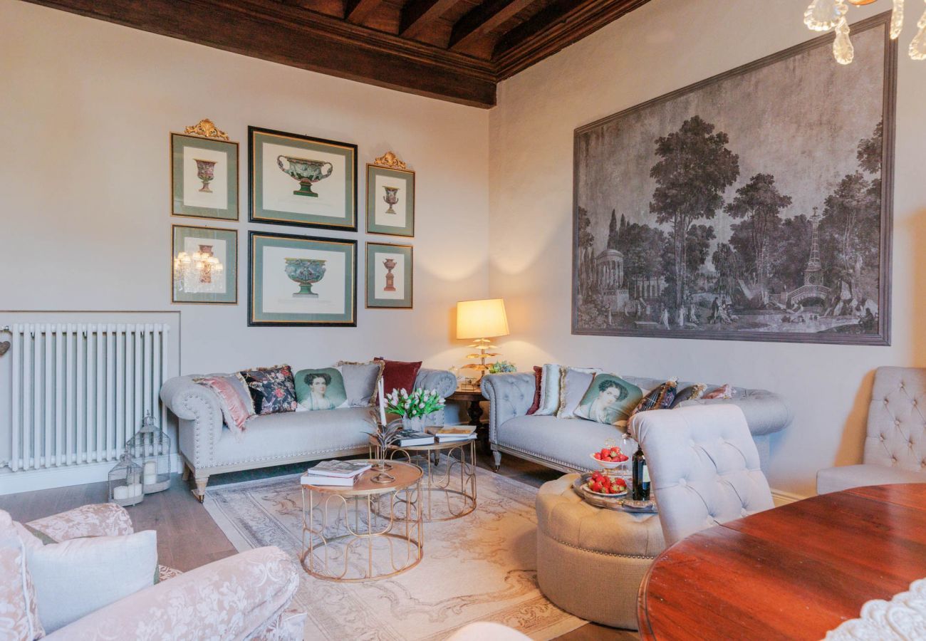 Apartment in Lucca - Luxury 3 bedrooms Apartment Amazing Views over the Amphiteatre Square inside the Walls of Lucca