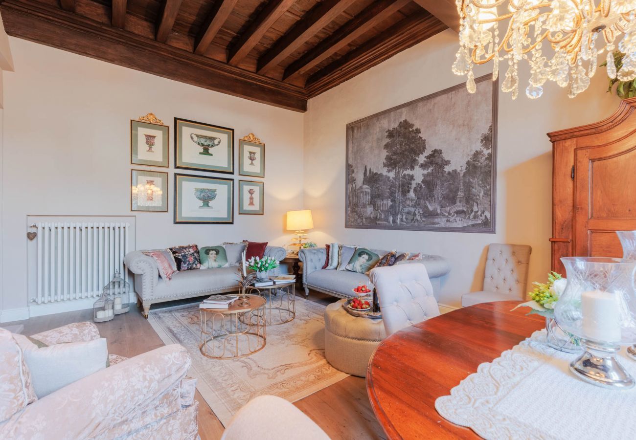 Apartment in Lucca - Luxury 3 bedrooms Apartment Amazing Views over the Amphiteatre Square inside the Walls of Lucca