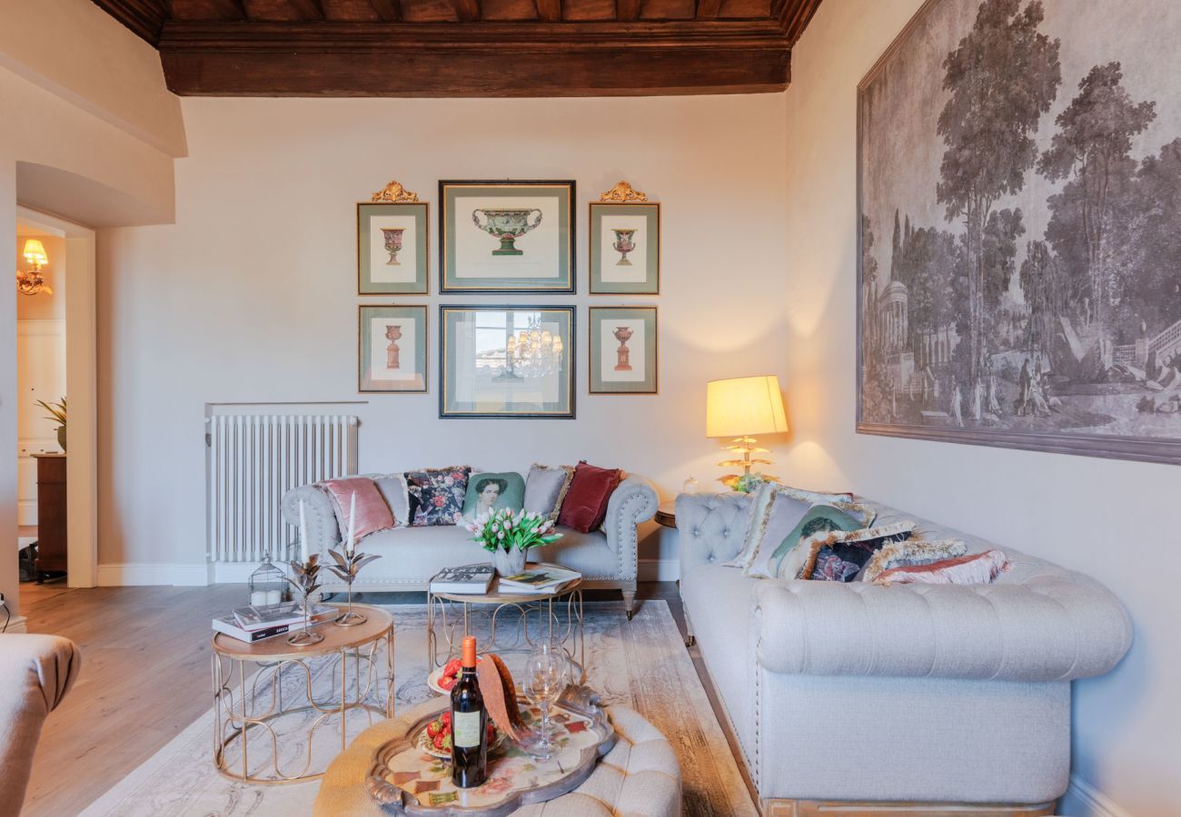 Apartment in Lucca - Luxury 3 bedrooms Apartment Amazing Views over the Amphiteatre Square inside the Walls of Lucca