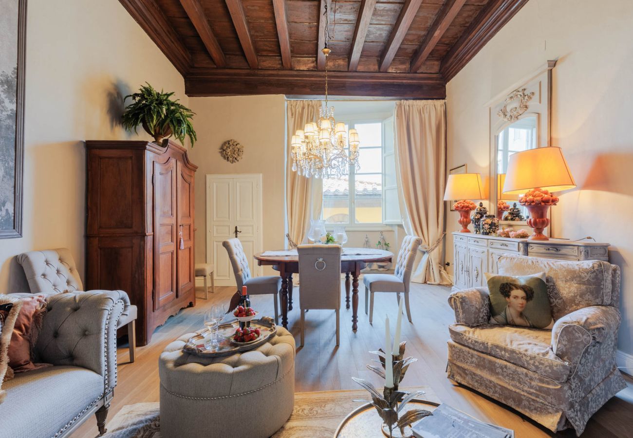 Apartment in Lucca - Luxury 3 bedrooms Apartment Amazing Views over the Amphiteatre Square inside the Walls of Lucca