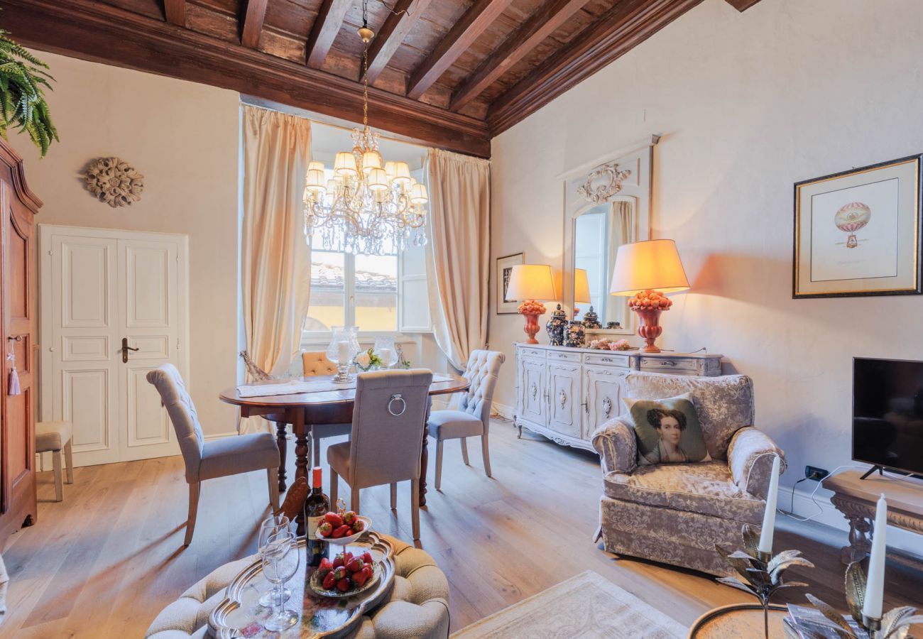 Apartment in Lucca - Luxury 3 bedrooms Apartment Amazing Views over the Amphiteatre Square inside the Walls of Lucca