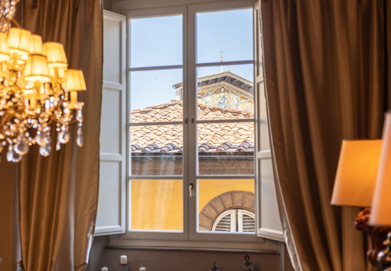 Apartment in Lucca - Luxury 3 bedrooms Apartment Amazing Views over the Amphiteatre Square inside the Walls of Lucca