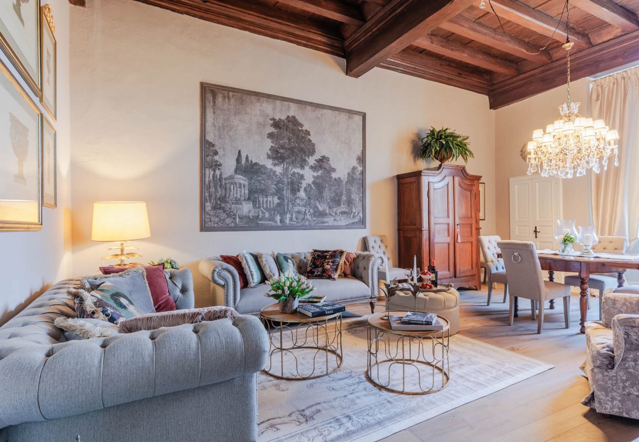 Apartment in Lucca - Luxury 3 bedrooms Apartment Amazing Views over the Amphiteatre Square inside the Walls of Lucca