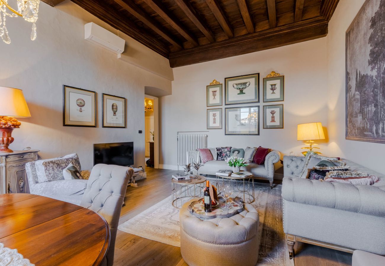 Apartment in Lucca - Luxury 3 bedrooms Apartment Amazing Views over the Amphiteatre Square inside the Walls of Lucca