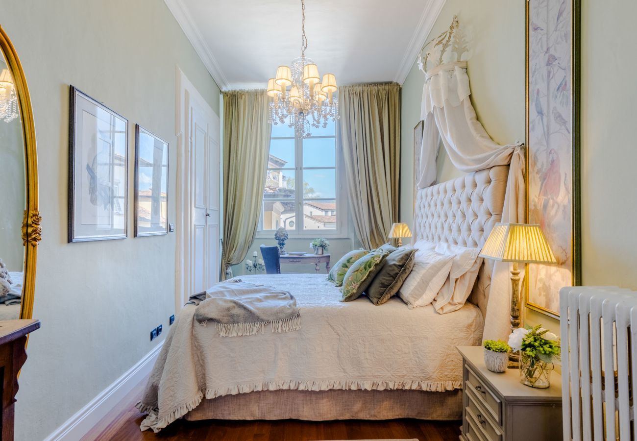 Apartment in Lucca - Luxury 3 bedrooms Apartment Amazing Views over the Amphiteatre Square inside the Walls of Lucca