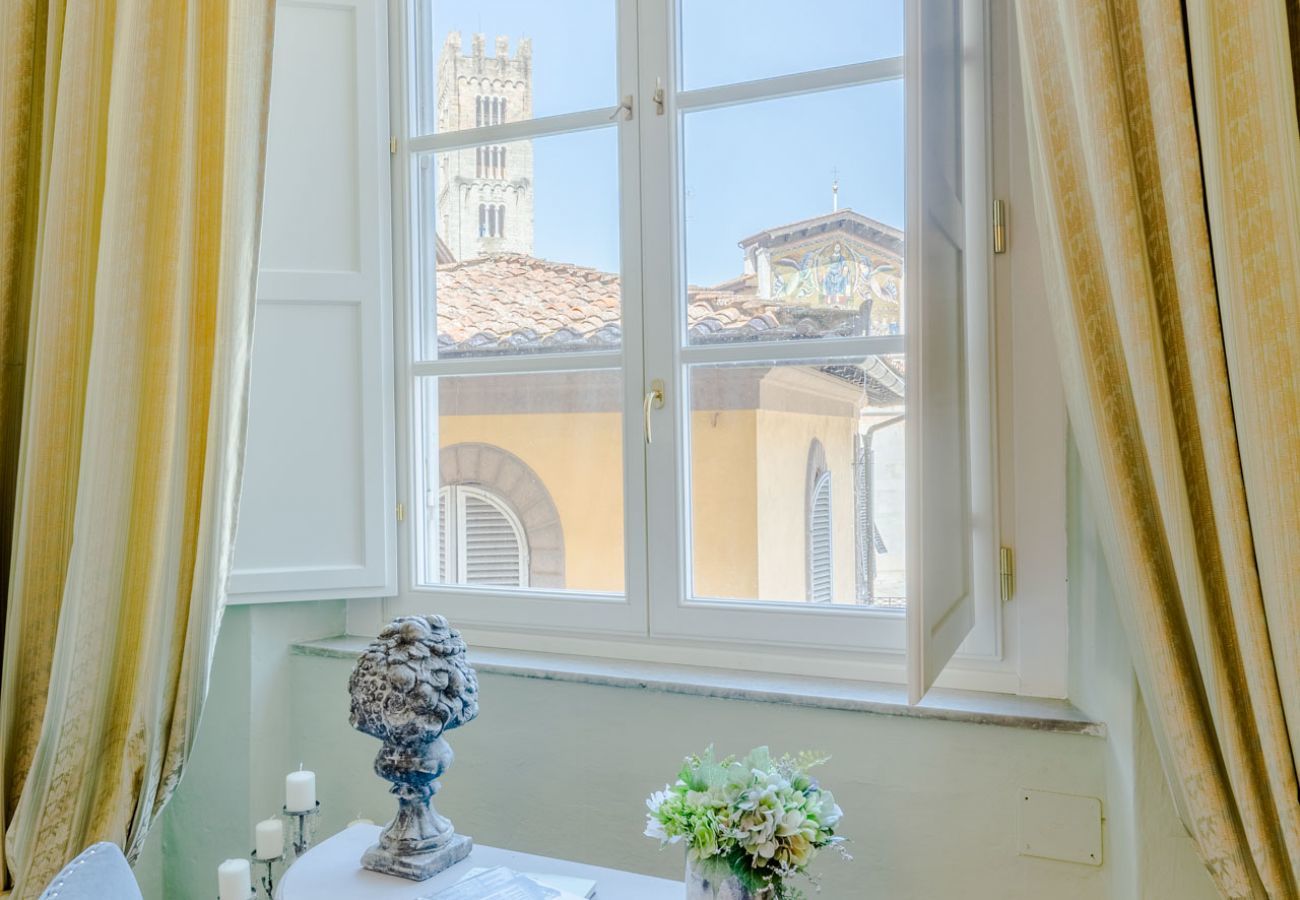 Apartment in Lucca - Luxury 3 bedrooms Apartment Amazing Views over the Amphiteatre Square inside the Walls of Lucca