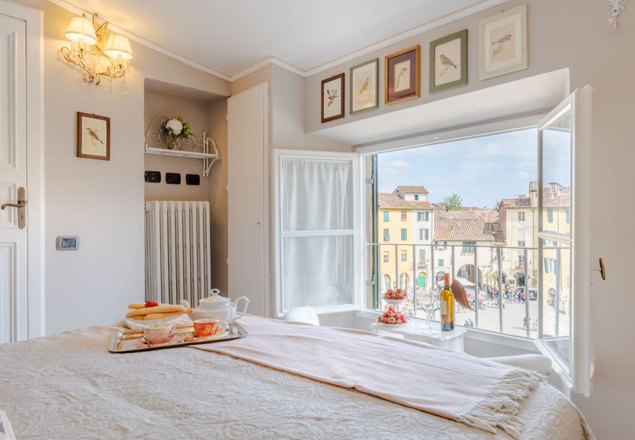 Apartment in Lucca - Luxury 3 bedrooms Apartment Amazing Views over the Amphiteatre Square inside the Walls of Lucca