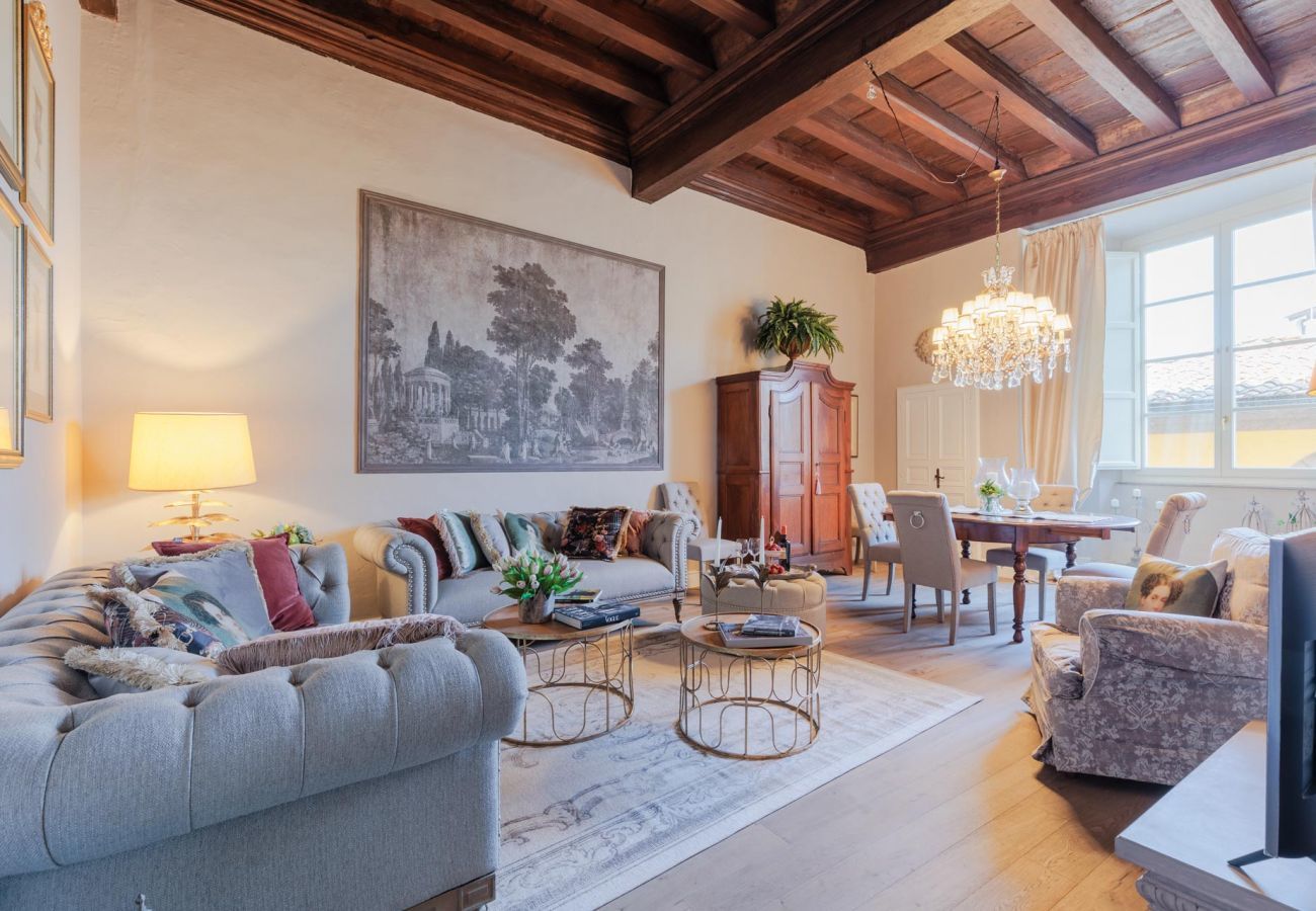 Apartment in Lucca - Luxury 3 bedrooms Apartment Amazing Views over the Amphiteatre Square inside the Walls of Lucca