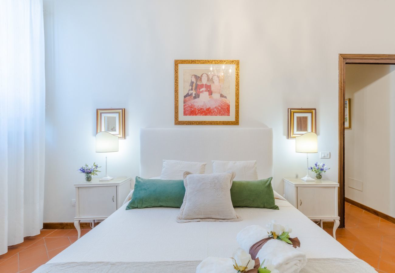 Apartment in Lucca - The Garden Along The Stream, romantic apartment with private garden inside the walls of Lucca