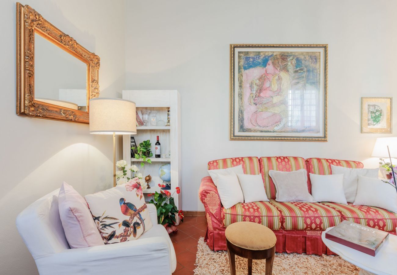 Apartment in Lucca - The Garden Along The Stream, romantic apartment with private garden inside the walls of Lucca