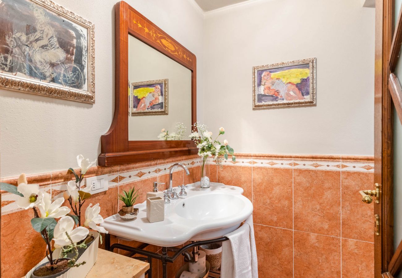 Apartment in Lucca - The Garden Along The Stream, romantic apartment with private garden inside the walls of Lucca