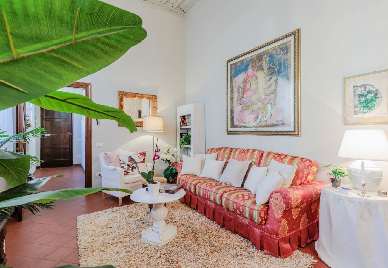 Apartment in Lucca - The Garden Along The Stream, romantic apartment with private garden inside the walls of Lucca