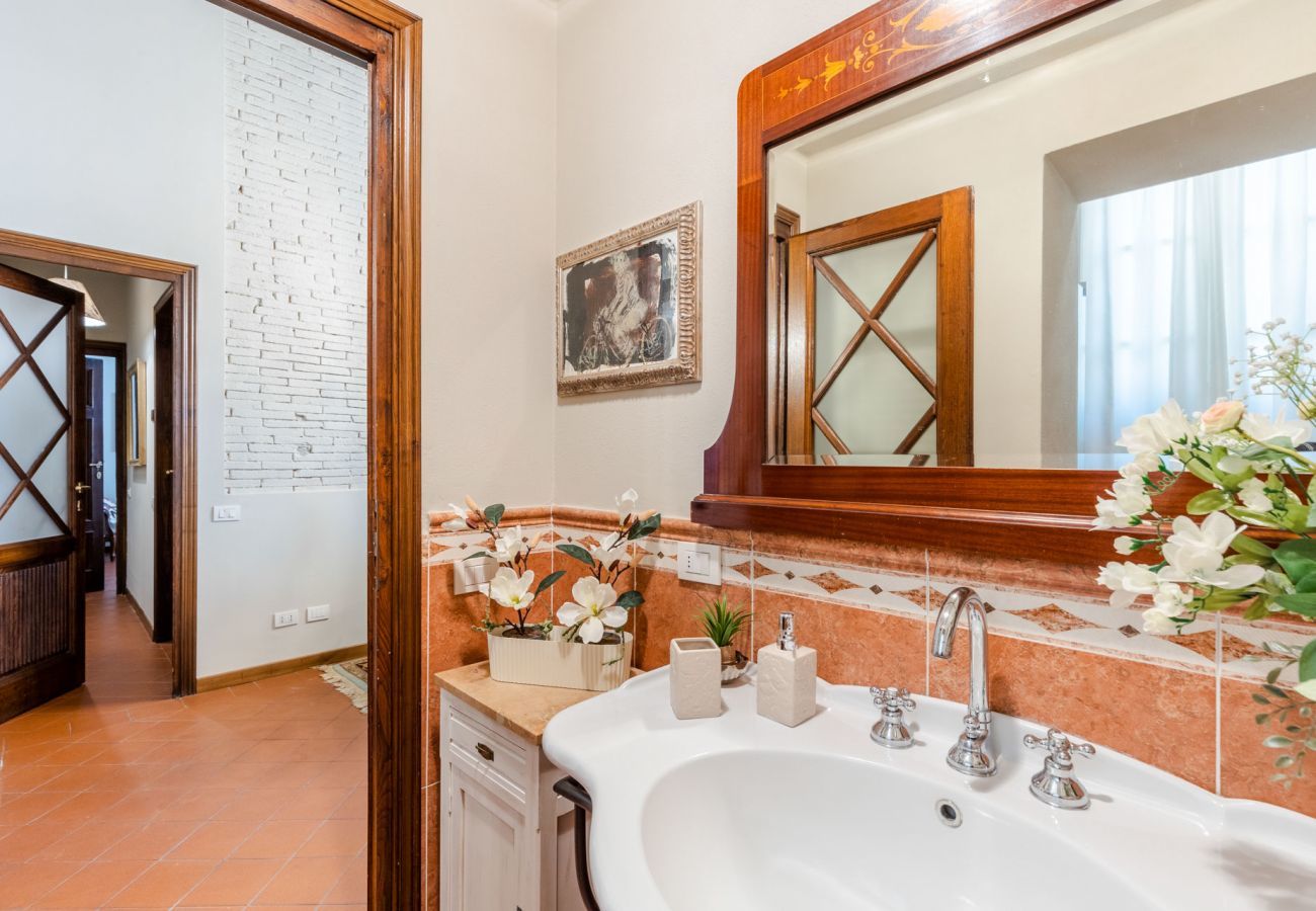 Apartment in Lucca - The Garden Along The Stream, romantic apartment with private garden inside the walls of Lucca