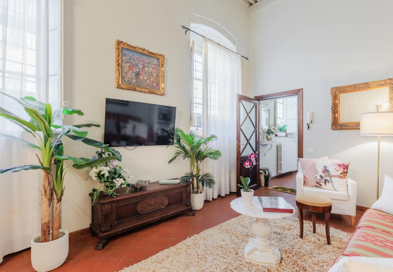 Apartment in Lucca - The Garden Along The Stream, romantic apartment with private garden inside the walls of Lucca