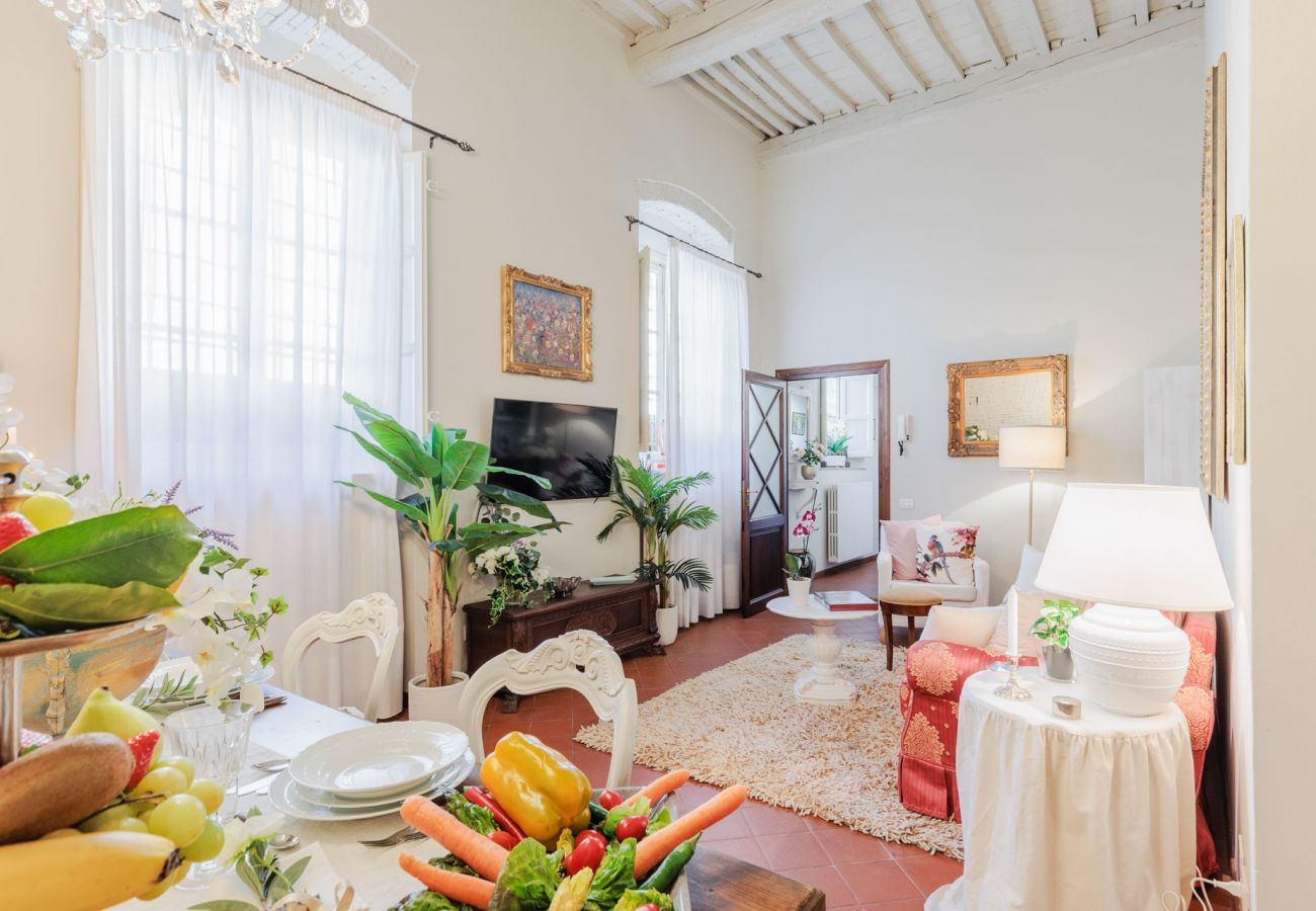 Apartment in Lucca - The Garden Along The Stream, romantic apartment with private garden inside the walls of Lucca