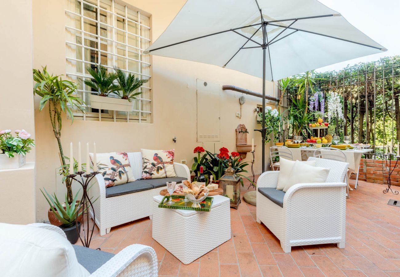 Apartment in Lucca - The Garden Along The Stream, romantic apartment with private garden inside the walls of Lucca