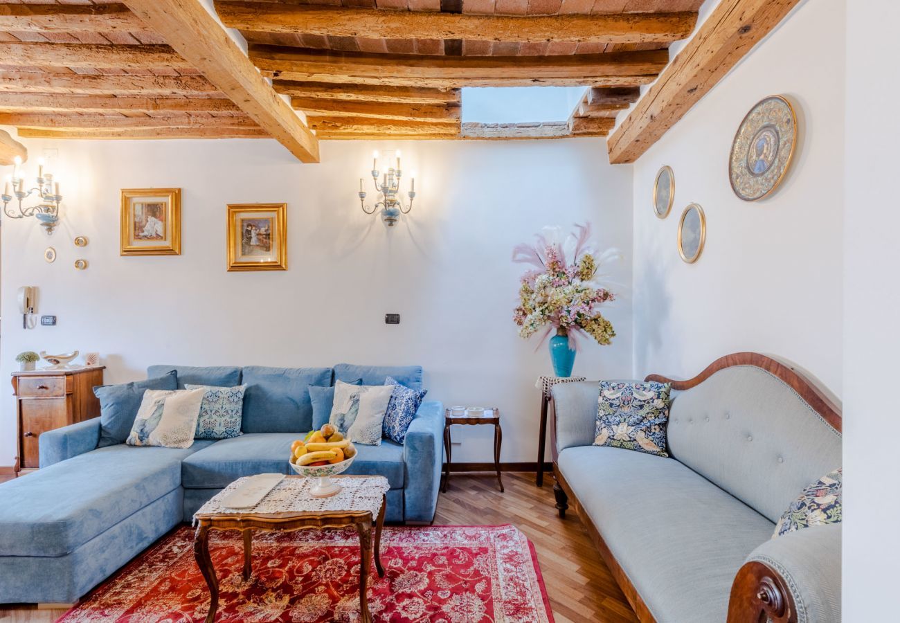 Apartment in Lucca - Casa La Guardia, a Classic 3 bedrooms Panoramic Apartment inside a Medieval tower dating back to 1100s within the Walls of Lucca