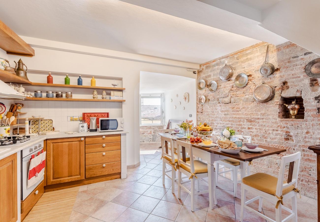 Apartment in Lucca - Casa La Guardia, a Classic 3 bedrooms Panoramic Apartment inside a Medieval tower dating back to 1100s within the Walls of Lucca