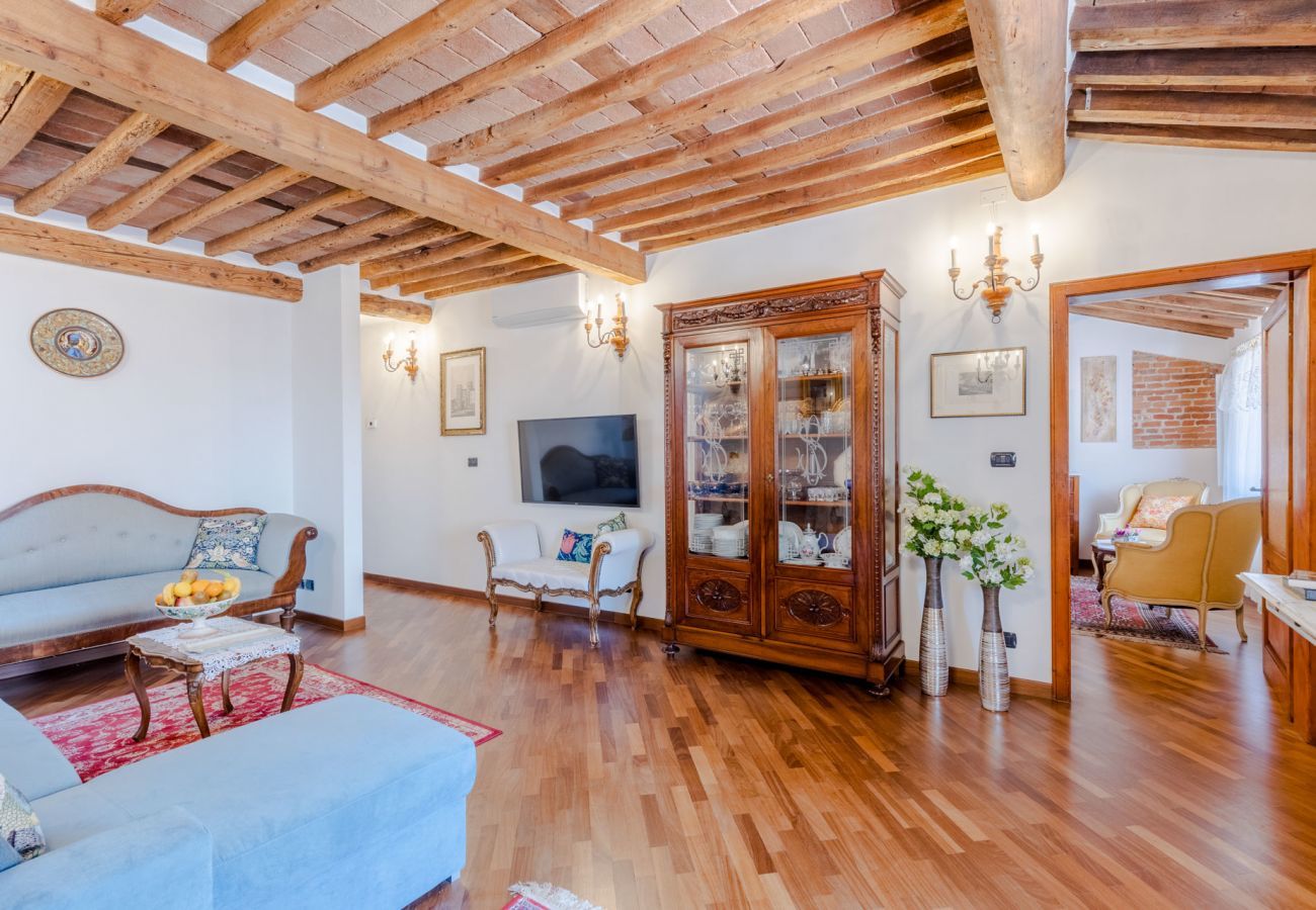 Apartment in Lucca - Casa La Guardia, a Classic 3 bedrooms Panoramic Apartment inside a Medieval tower dating back to 1100s within the Walls of Lucca