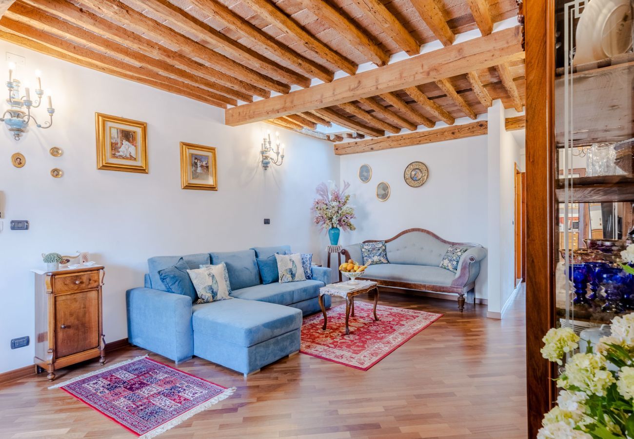 Apartment in Lucca - Casa La Guardia, a Classic 3 bedrooms Panoramic Apartment inside a Medieval tower dating back to 1100s within the Walls of Lucca