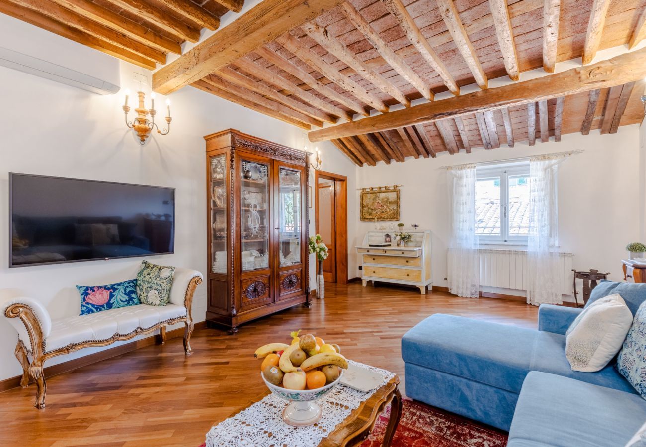 Apartment in Lucca - Casa La Guardia, a Classic 3 bedrooms Panoramic Apartment inside a Medieval tower dating back to 1100s within the Walls of Lucca