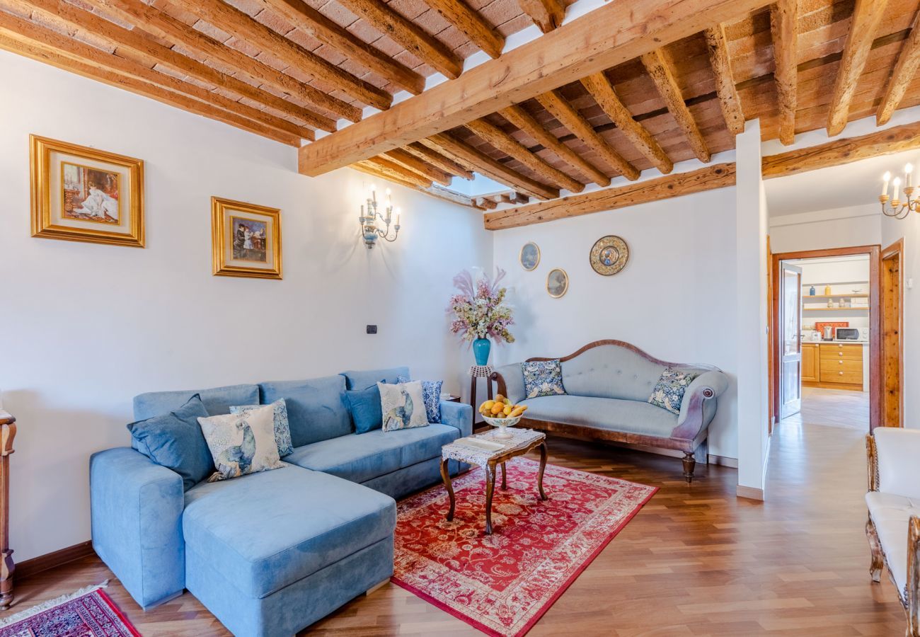 Apartment in Lucca - Casa La Guardia, a Classic 3 bedrooms Panoramic Apartment inside a Medieval tower dating back to 1100s within the Walls of Lucca