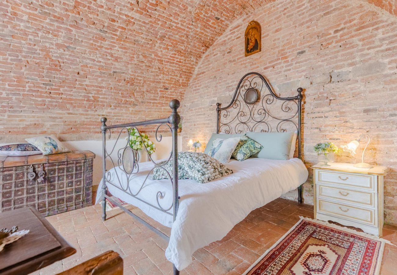 Apartment in Lucca - Casa La Guardia, a Classic 3 bedrooms Panoramic Apartment inside a Medieval tower dating back to 1100s within the Walls of Lucca