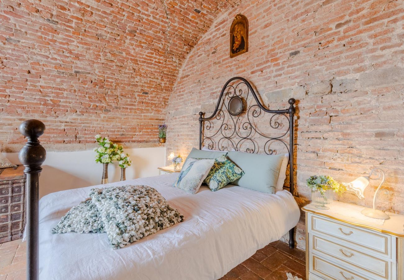 Apartment in Lucca - Casa La Guardia, a Classic 3 bedrooms Panoramic Apartment inside a Medieval tower dating back to 1100s within the Walls of Lucca