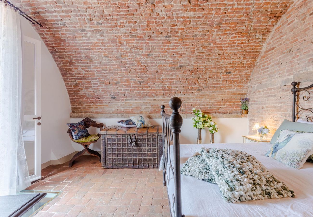 Apartment in Lucca - Casa La Guardia, a Classic 3 bedrooms Panoramic Apartment inside a Medieval tower dating back to 1100s within the Walls of Lucca