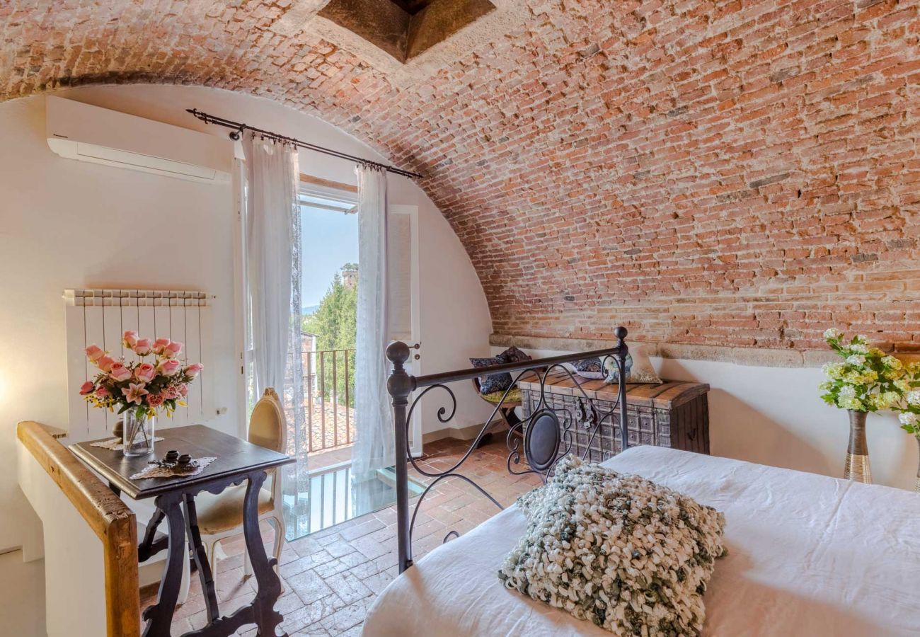 Apartment in Lucca - Casa La Guardia, a Classic 3 bedrooms Panoramic Apartment inside a Medieval tower dating back to 1100s within the Walls of Lucca