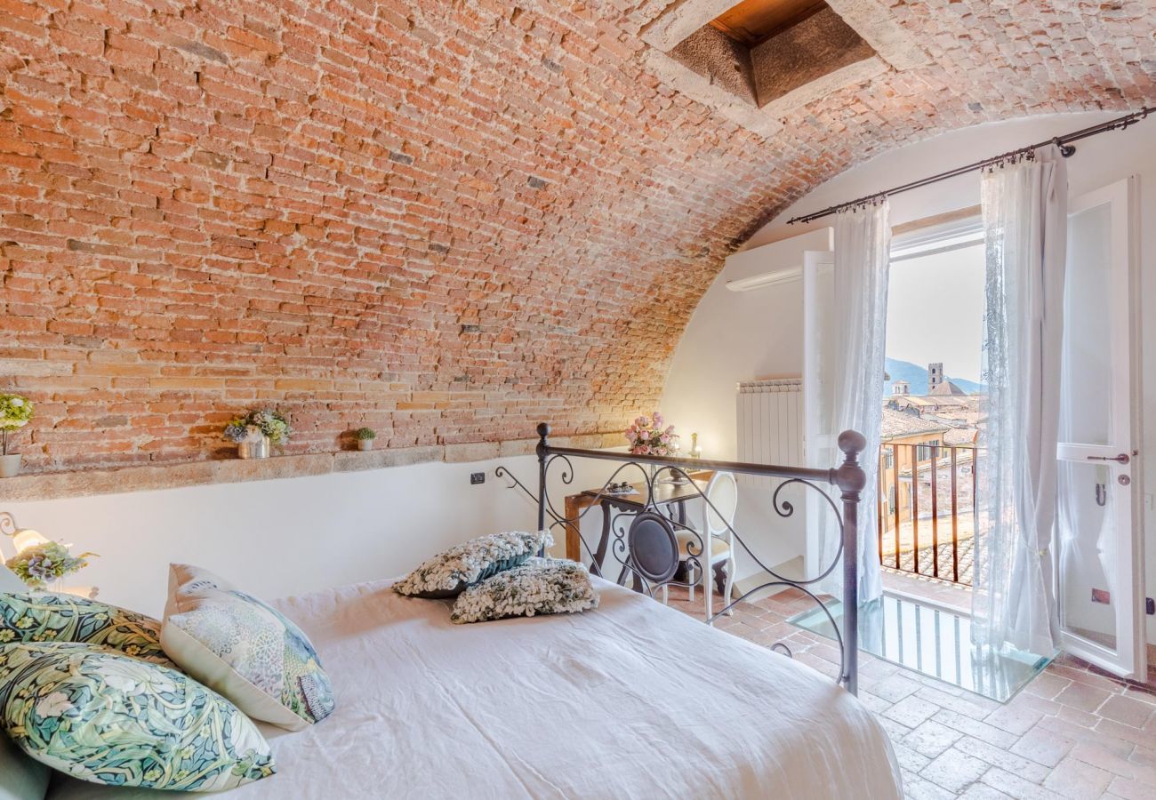 Apartment in Lucca - Casa La Guardia, a Classic 3 bedrooms Panoramic Apartment inside a Medieval tower dating back to 1100s within the Walls of Lucca