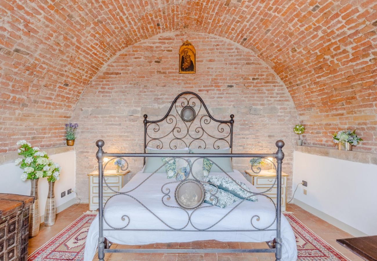 Apartment in Lucca - Casa La Guardia, a Classic 3 bedrooms Panoramic Apartment inside a Medieval tower dating back to 1100s within the Walls of Lucca